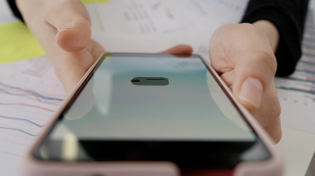 Polacy biorą kredyty na iPhone’y?! Szokujące dane o długach za smartfony